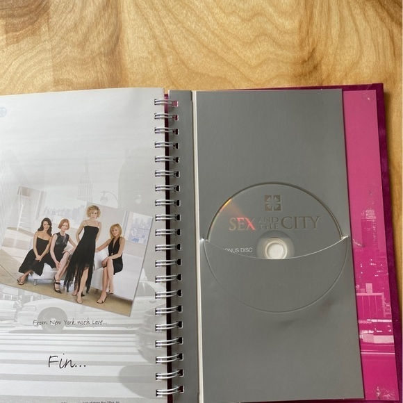 Sex and the City: The Complete Series - Picture 8 of 9